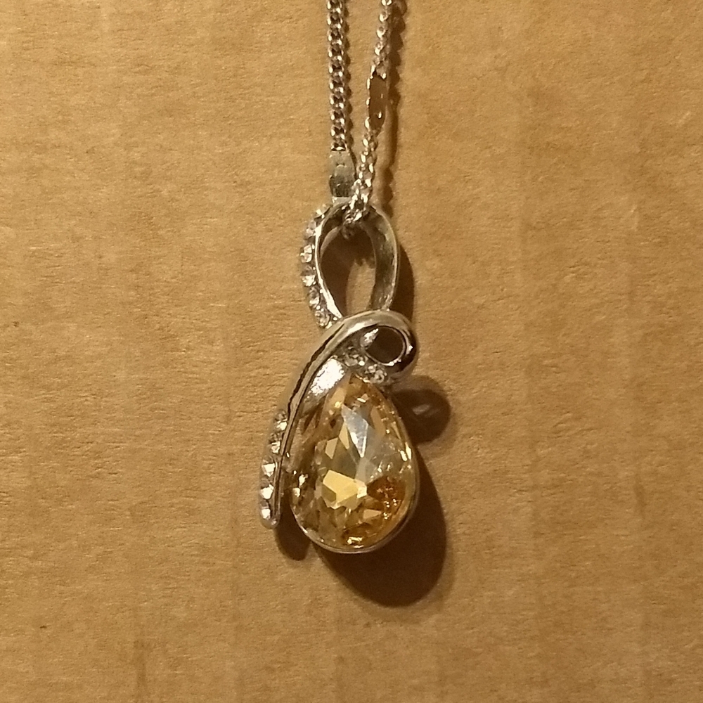 Champagne colored crystal pendant necklace NWOT